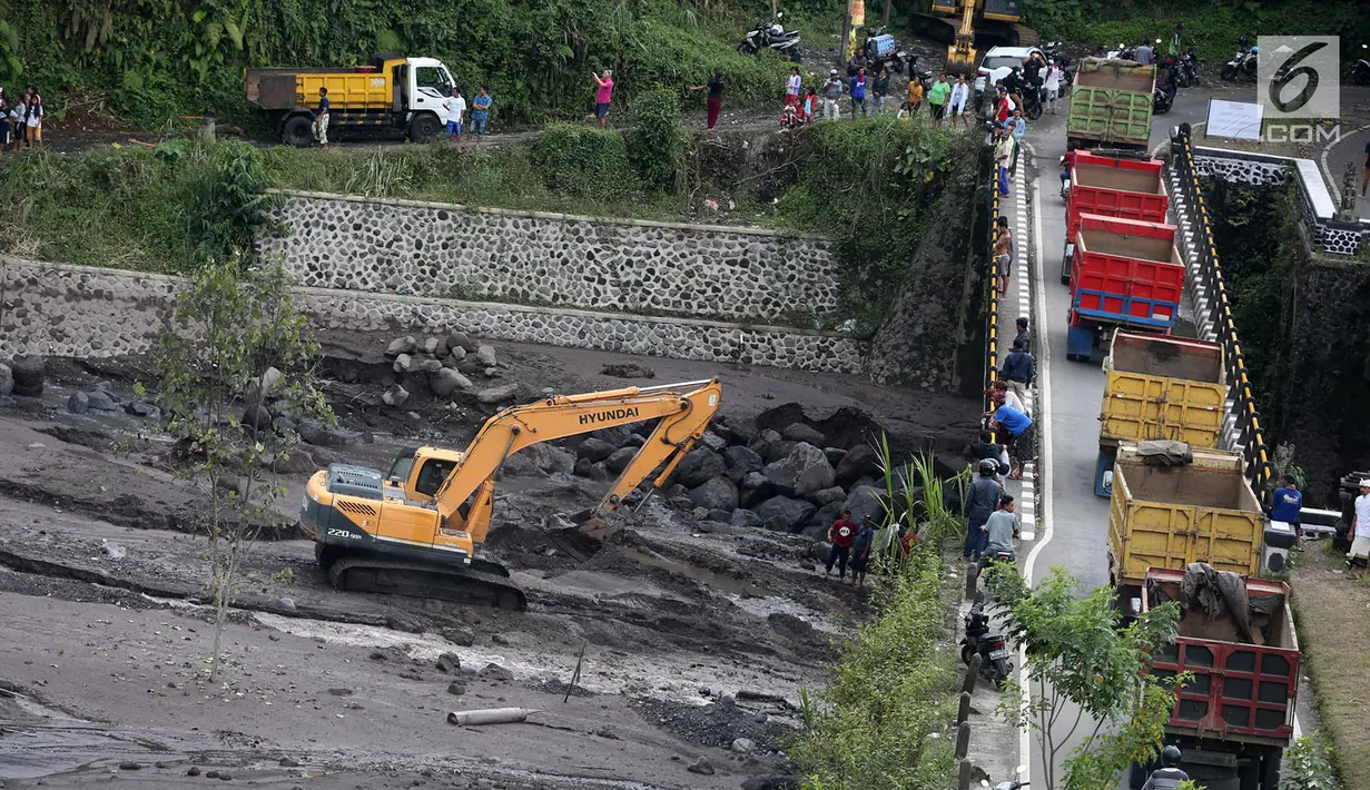 Warga menyaksikan saat alat berat mengeruk material lahar dingin di Sungai Yeh Sah, Rendang, Bali, Minggu (3/12). (Liputan6.com/Immanuel Antonius)