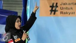 Cawagub DKI Jakarta, Sylviana Murni mengangkat tangan saat diskusi RUU Penghapusan Kekerasan Seksual di Jakarta, Kamis (24/11). Menurut Sylviana ada banyak hambatan dan tantangan bagi korban untuk mendapatkan haknya. (Liputan6.com/Helmi Fithriansyah)