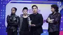 Band Armada memberi sambutan saat meraih penghargaan Group Band Paling Ngetop di ajang SCTV Music Awards 2018 di Studio Emtek, Jakarta, Selasa (27/4). (Liputan6.com/Faizal Fanani)