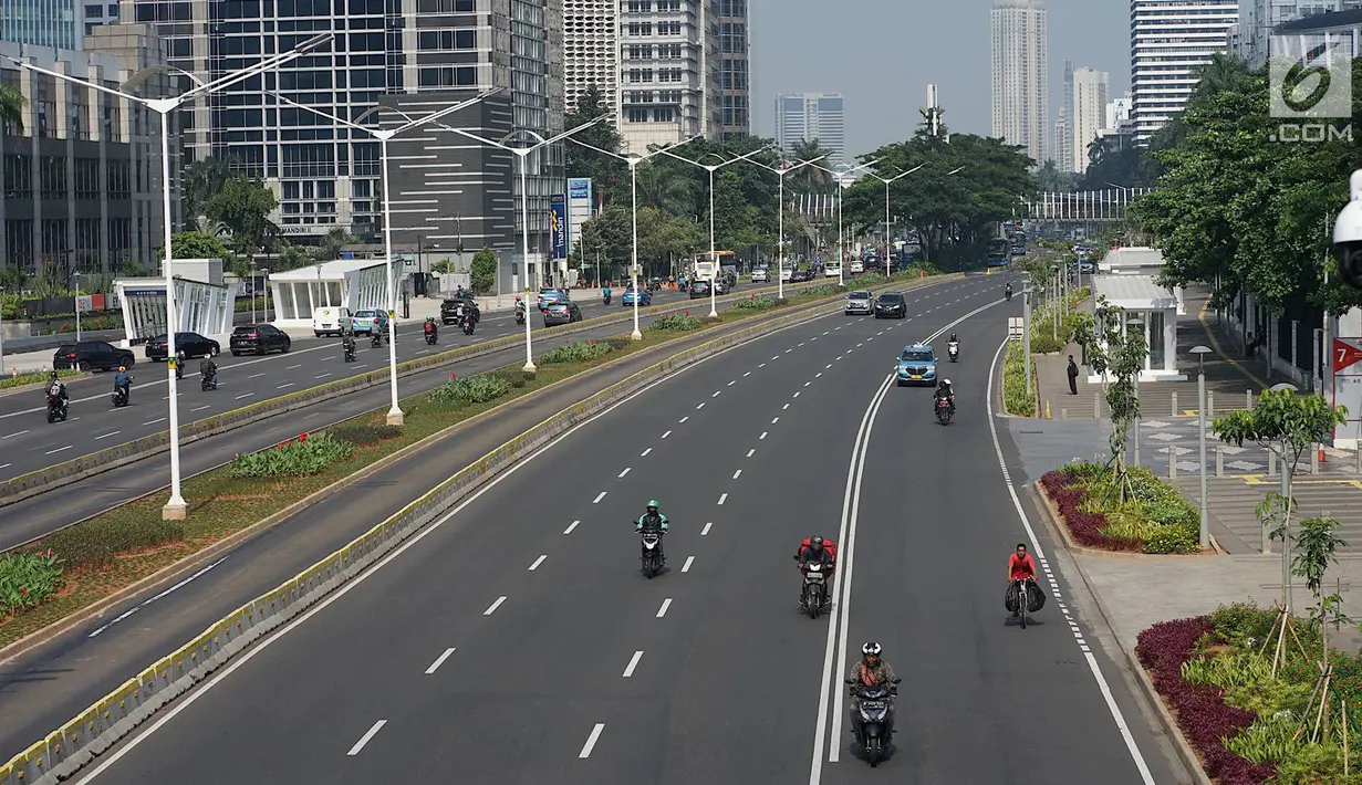 Sejumlah kendaraan bermotor melintas di Jalan Jenderal Sudirman, Jakarta, Rabu (22/5/2019). Adanya unjuk rasa dan kericuhan usai pengumuman hasil Pemilu 2019 menyebabkan ruas jalan protokol tersebut berbeda dengan hari biasa yang diwarnai kemacetan. (Liputan6.com/Immanuel Antonius)
