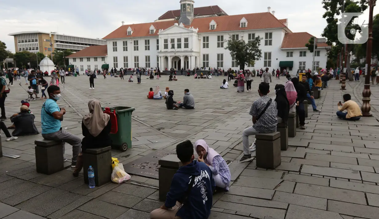 Warga duduk-duduk di kawasan wisata Kota Tua Jakarta, Minggu (4/4/2021). Libur panjang perayaan Paskah 2021 dimasa pemberlakuan PPKM Berskala mikro dimanfaatkan sejumlah warga untuk berwisata di kawasan Kota Tua Jakarta. (Liputan6.com/Helmi Fithriansyah)