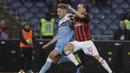 Pergerakan Immobile yang coba dihadang Diego Laxalt pada laga semifinal Coppa Italia yang berlangsung di stadion Olimpico, Roma, Rabu (27/2). AC Milan bermain imbang 0-0 kontra SS Lazio. (AP Newsroom)