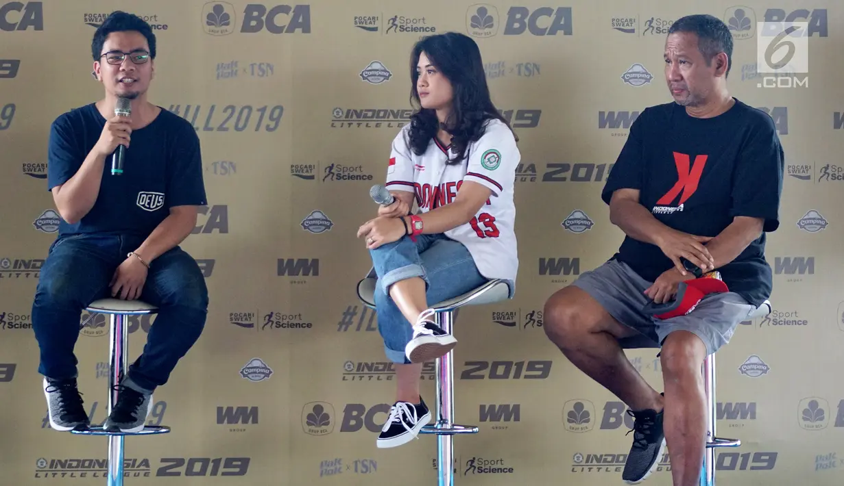 Ketua Umum Indonesia Little League Roy Romaya, Pemain Timnas Softball Indonesia Asian Games 2018 Syehan Hana Rahmania dan Tim Indonesia Jr League 2006, World Series Michigan saat konfrensi pers di Senayan, Jakarta, Sabtu (5/1). (Liputan6.com/Fery Pradolo)
