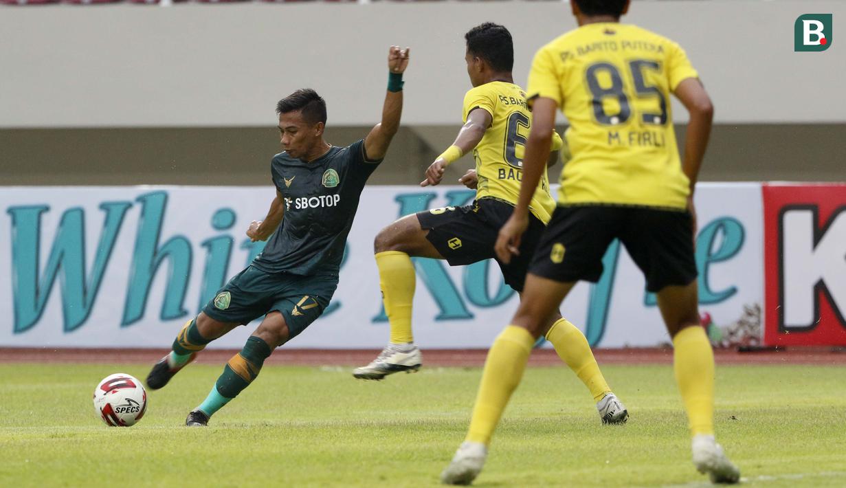Gelandang Persikabo 1973, Ahmad Nufiandani (kiri) melepaskan tendangan di depan striker Barito Putera, Amiruddin Bagas Kaffa dalam laga matchday ke-3 Grup A Piala Menpora 2021 di Stadion Manahan, Solo, Selasa (30/3/2021). Persikabo bermain imbang 2-2 dengan Barito Putera. (Bola.com/Ikhwan Yanuar)