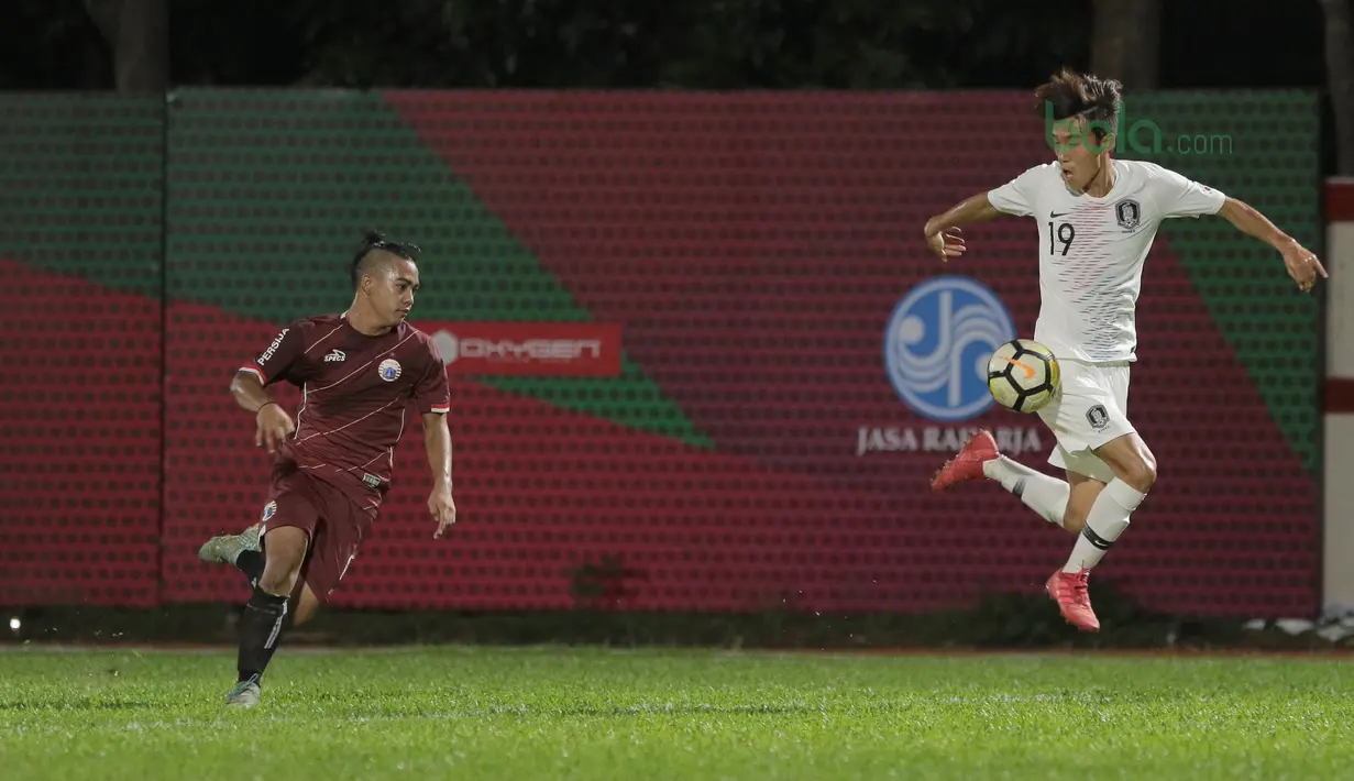 Aksi pemain Korea Selatan U-23 (kanan) melewati kejaran pemain Persija Jakarta pada laga uji coba di Stadion PTIK, Jakarta, (21/6/2018). Persija kalah 1-3. (Bola.com/ Nick Hanoatubun)