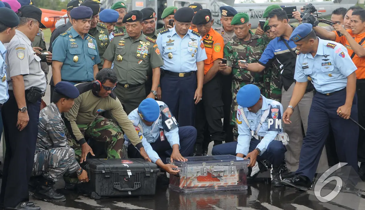 Black Box AirAsia QZ8501 berhasil dipindahkan dari koper penyimpanan ke kotak khusus milik KNKT (Komite Nasional Keselamatan Transportasi) di Lanud Iskandar, Pangkalan Bun, Kalteng, Senin (12/01/2015). (Liputan6.com/Andrian M Tunay)