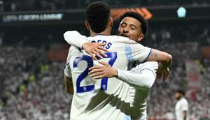 Jadon Sancho (menghadap kamera) berpelukan dengan rekan setimnya Morgan Rogers saat Aston Villa membungkam Freiburg di Final Liga Europa 2025/2026. (Ozan KOSE / AFP)