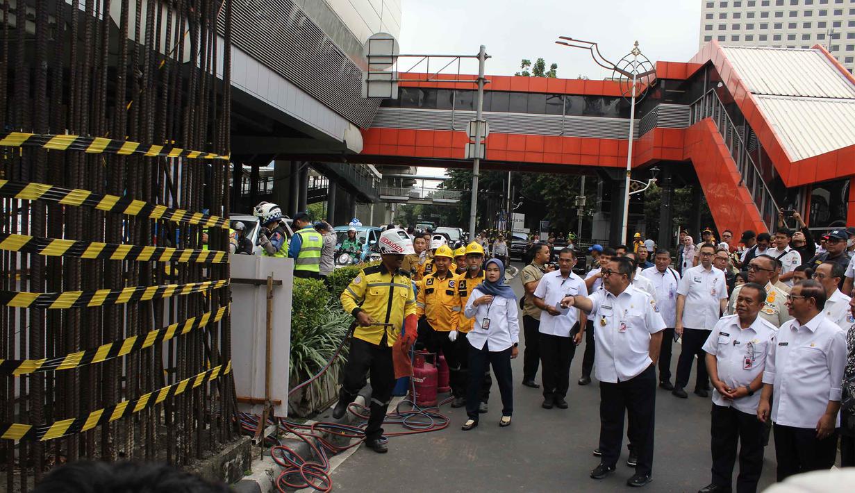 Pembongkaran tiang monorel tersebut dilakukan oleh tim dari pihak Dinas Bina Marga Provinsi DKI Jakarta. Tampak dalam foto, Wakil Gubernur DKI Jakarta, Rano Karno menyaksikan seremoni pemotongan besi tiang monorel di Jalan HR Rasuna Said, Jakarta, Rabu (14/1/2026). (merdeka.com/magang/Rendi Saputra)