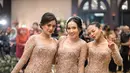 Di acara bahagia sang kakak, Amel Carla memakai kebaya berwarna nude, sama seperti keluarga lainnya. (instagram/amelcarla)