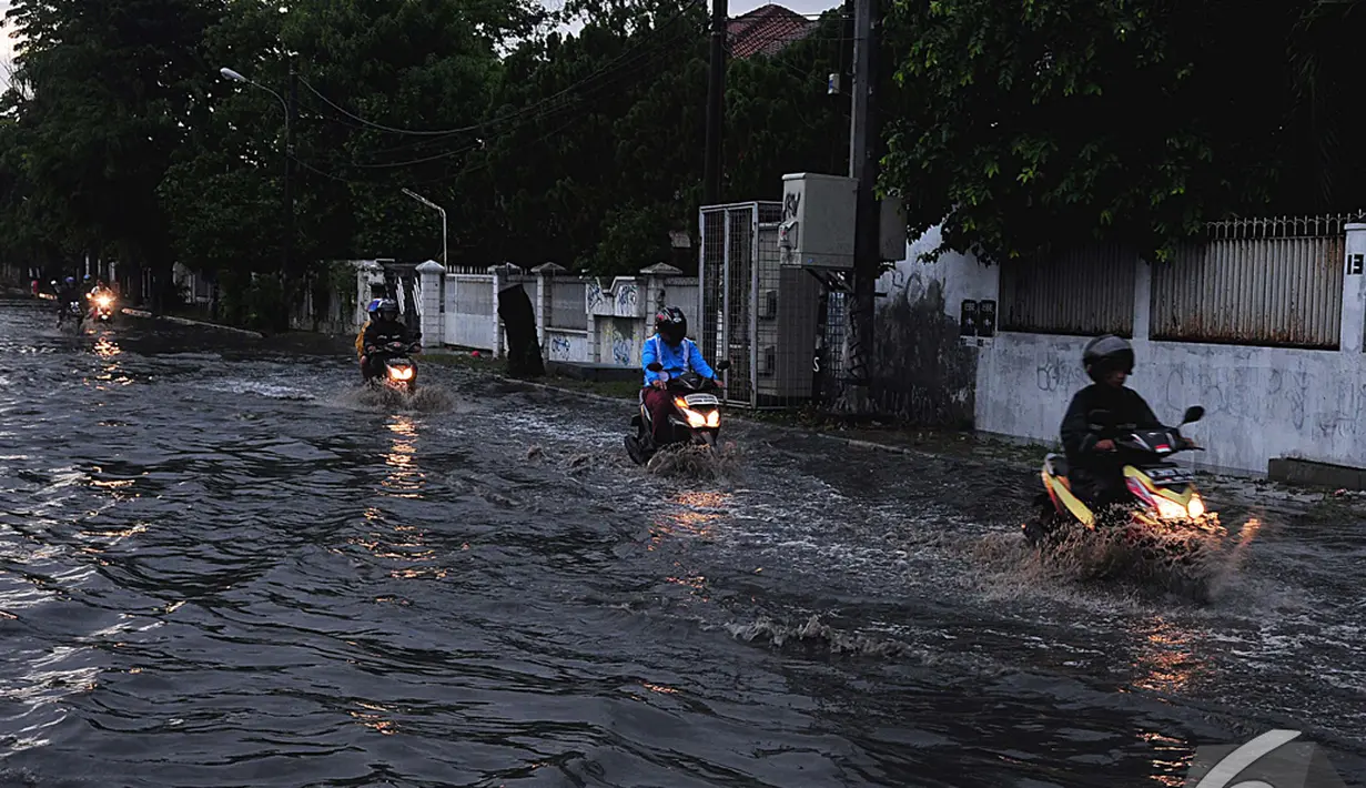 Anak Kali Ciliwung meluap sebabkan banjir di kawasan Cempaka Putih Tengah, Jakarta Pusat, Jumat (5/12/2014). (Liputan6.com/Johan Tallo)