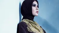 Kartika Putri mendadak menjadi perbincangan setelah dipersunting oleh Habib Usman bin Yahya. (Instagram/kartikaputriworld/RioMotret)