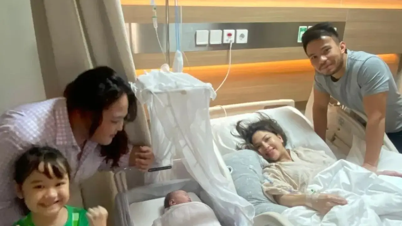 Jessica Mila Melahirkan Anak Pertama, Tampilan Bare Face dan Messy Bun Anti Lepek Jadi Sorotan