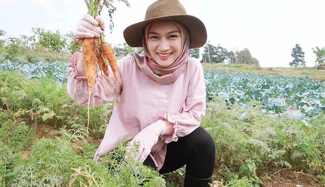 Kini karir Melody dalam industri hiburan lebih banyak dihabiskan sebagai manajemen JKT48 sejak 1 April 2018. Kini ia pun resmi menjabat sebagai general manajer di JKT48. (Liputan6.com/IG/@melodylaksani92)