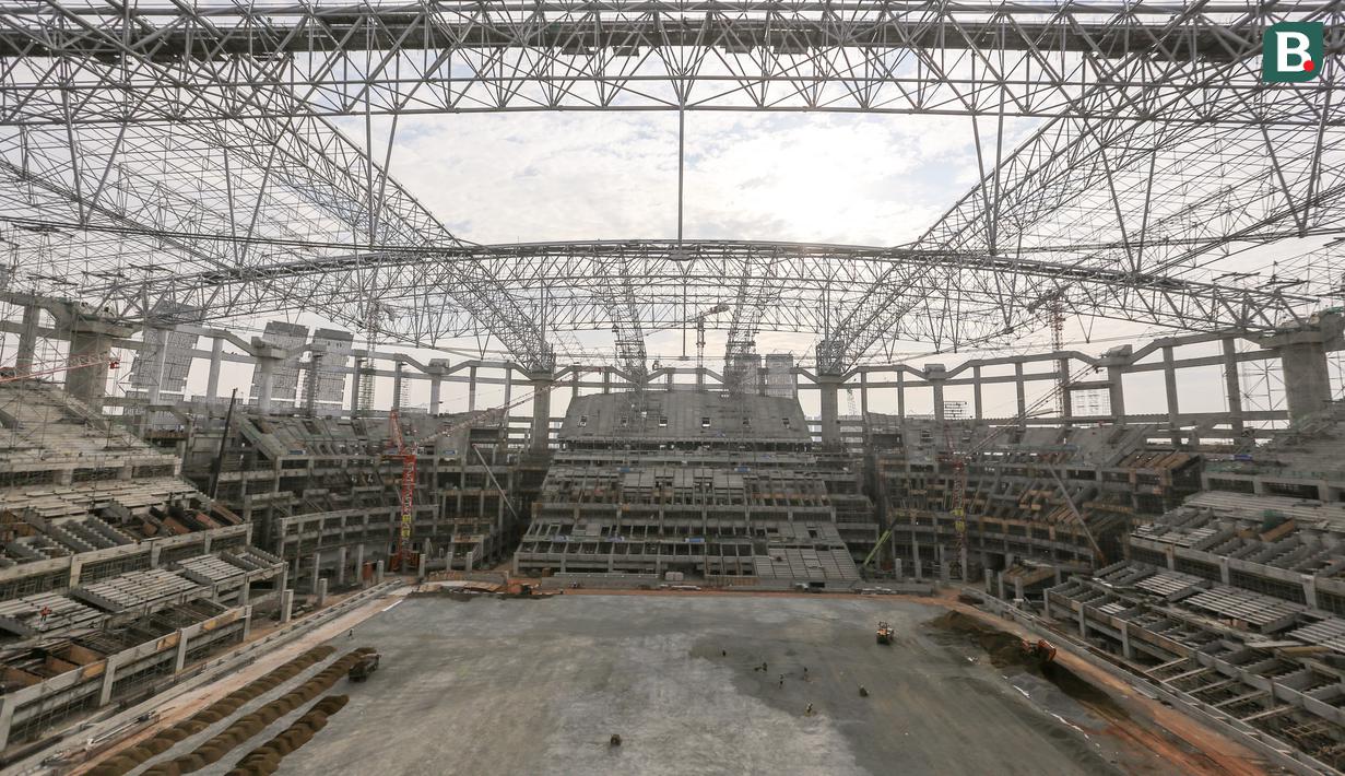 Suasana pembangunan Jakarta International Stadium (JIS) yang terletak di Papanggo, Jakarta Utara, Selasa (31/08/2021) sore WIB. PT Jakarta Propertindo (Jakpro) mencatat bahwa stadion yang diproyeksikan berkapasitas 82.000 penonton tersebut telah mencapai 69 persen. (Bola.com/Bagaskara Lazuardi)