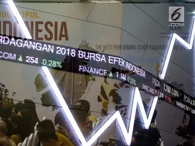 Layar indeks harga saham gabungan menunjukkan data di Bursa Efek Indonesia, Jakarta, Selasa (2/1). Perdagangan bursa saham 2018 dibuka pada level 6.366 poin, angka tersebut naik 11 poin. (Liputan6.com/Faizal Fanani)