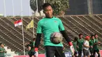Kiper Timnas Indonesia U-22, Awan Setho, mengontrol bola saat latihan di Stadion National Olympic, Phnom Penh, Sabtu (23/2). Latihan ini persiapan jelang laga semifinal Piala AFF U-22 melawan Vietnam. (Bola.com/Zulfirdaus Harahap)