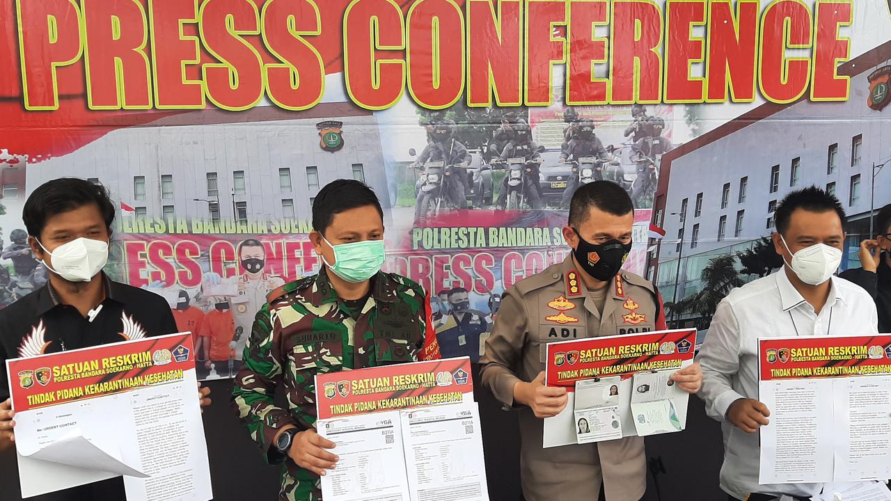 Petugas memampang dua WN Inggris yang kabur saat akan dikarantina