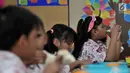 Siswi menyantap makanan tambahan saat program Penyediaan Makanan Tambahan Anak Sekolah (PMTAS) di SD Negeri 01 Tanjung Priok, Jakarta, Kamis (28/3). Pemprov DKI Jakarta menggelontorkan dana Rp 324 miliar untuk memenuhi gizi anak SDN di Jakarta dengan program PMTAS. (merdeka.com/Iqbal S. Nugroho)