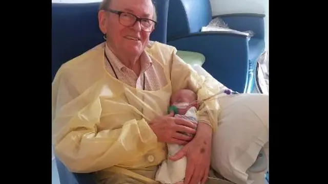 Kakek ICU, David, saat memeluk bayi Logan. (Foto: Facebook Children's Healthcare of Atlanta)