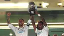 Bek Real Madrid, Sergio Ramos dan Marcelo mengangkat trofi Piala Super Spanyol 2017 usai pertandingan melawan Barcelona di stadion Santiago Bernabeu, Spanyol (16/8). Real Madrid menang 2-0 atas Barcelona dengan skor agregat 5-1. (AP Photo/Francisco Seco)