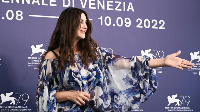 Pesona Monica Bellucci Saat Hadiri Venice Film Festival 2022