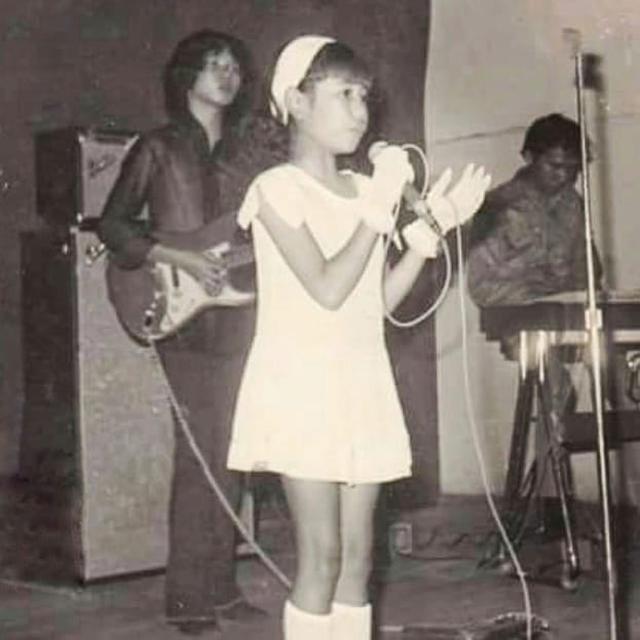 6 Potret Lawas Masa Kecil Dewi Yull, Kini Dijuluki Mertua Idaman