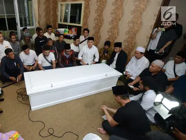 Jenazah gitaris grup band Seventeen Herman Sikumbang tiba di rumah duka di Pancoran, Jakarta Selatan, Senin (24/12). Herman menjadi korban tsunami Anyer. (Kapanlagi.com/Bayu Herdianto)
