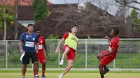 Angel Alfredo Vera saat memimpin latihan Persipura jelang laga kontra Persiraja pada pekan ke-20 BRI Liga 1 di Stadion I Komang Sujana Denpasar, Bali, Minggu (16/1/2022) nanti. (Bola.com/Gatot Susetyo)