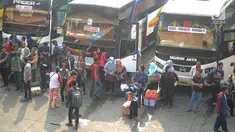 Sejumlah calon penumpang menunggu bus di Terminal Kampung Rambutan, Jakarta, Minggu (10/6). Lebih dari 28 ribu pemudik sudah meninggalkan Ibu Kota menuju kampung halamannya dengan bus hingga H-5 Lebaran 2018 pagi ini. (Merdeka.com/Arie Basuki)