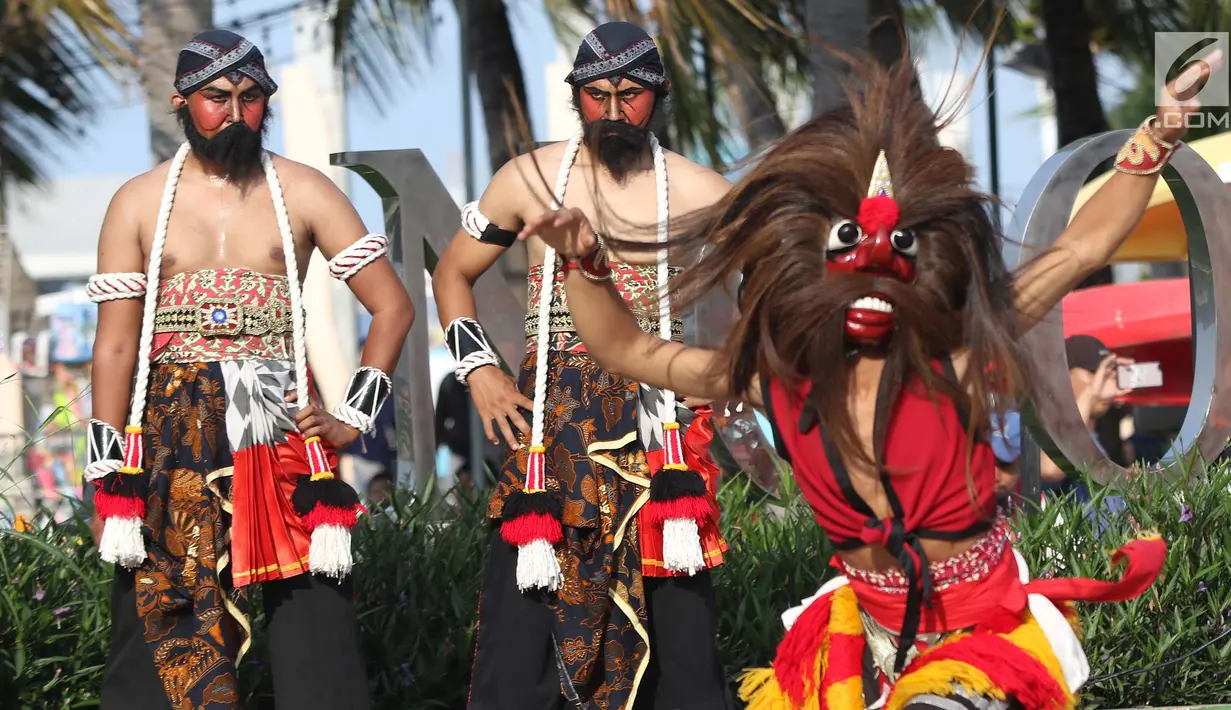 Penari Reog Ponorogo beraksi menghibur pengunjung Pantai Lagoon, Ancol, Jakarta, Sabtu (2/2). Dalam rangkaian Ancol Imlek Festival 2570, pengelola menampilkan beragam atraksi bertema energi semangat bersama . (Liputan6.com/Helmi Fithriansyah)