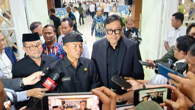Sekretaris Daerah Jawa Barat Suryatman dan Wakil Ketua DPRD Jawa Barat Ono Surono.