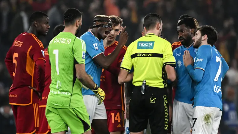 Setelah disingkirkan Frosinone dari ajang Coppa Italia pada tengah pekan lalu, Napoli kembali menuai hasil negatif setelah takluk 0-2 dari AS Roma pada laga pekan ke-17 Liga Italia 2023/2024 di Olympic Stadium, Roma, Minggu (24/12/2023) dini hari WIB. Dua gol kemenangan pasukan Jose Mourinho dicetak masing-masing oleh Lorenzo Pellegrini pada menit ke-76 dan Romelu Lukaku pada masa injury time babak kedua. Kekalahan tersebut merupakan yang pertama dialami Napoli dari AS Roma dalam 4 tahun terakhir. Napoli sendiri harus menyelesaikan laga dengan 9 pemain setelah terkena dua kartu merah, masing-masing diterima oleh Matteo Politano dan sang striker andalan, Victor Osimhen. (AFP/Tiziana Fabi)