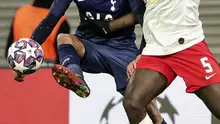 Gelandang Tottenham Hotspur, Dele Alli mengontrol bola dari kawalan bek Red Bull Leipzig, Dayot Upamecano pada pertandingan leg kedua babak 16 besar Liga Champions di di Red Bull Arena, Jerman (10/3/2020). RB Leipzig menang telak atas Tottenham 3-0. (AP Photo/Michael Sohn)