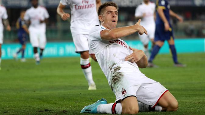 Penyerang AC Milan, Krzysztof Piatek (ketiga kanan) berselebrasi usai mencetak gol lewat titik penalti ke gawang Hellas Verona pada pekan ketiga Liga Italia di Stadio Marc'Antonio Bentegodi (15/9/2019). AC Milan menang tipis atas Hellas Verona 1-0. (Simone Venezia/ANSA via AP)