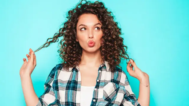 Trik Rambut Curly Terlihat Lebih Rapi dan Bervolume dengan Teknik Face-Framing Curls