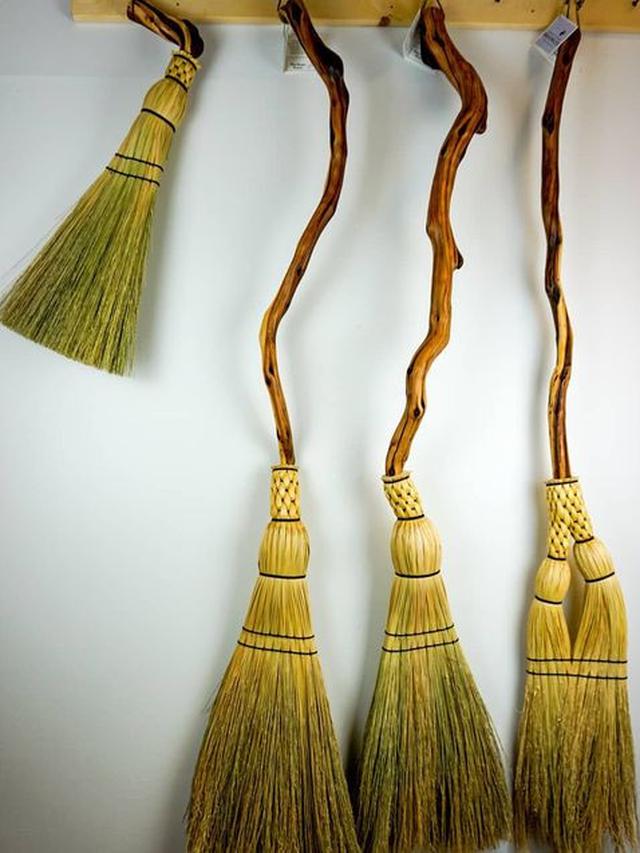 6 Potret Sapu dengan Bentuk Nyeleneh, Ada yang Terbuat dari Boneka