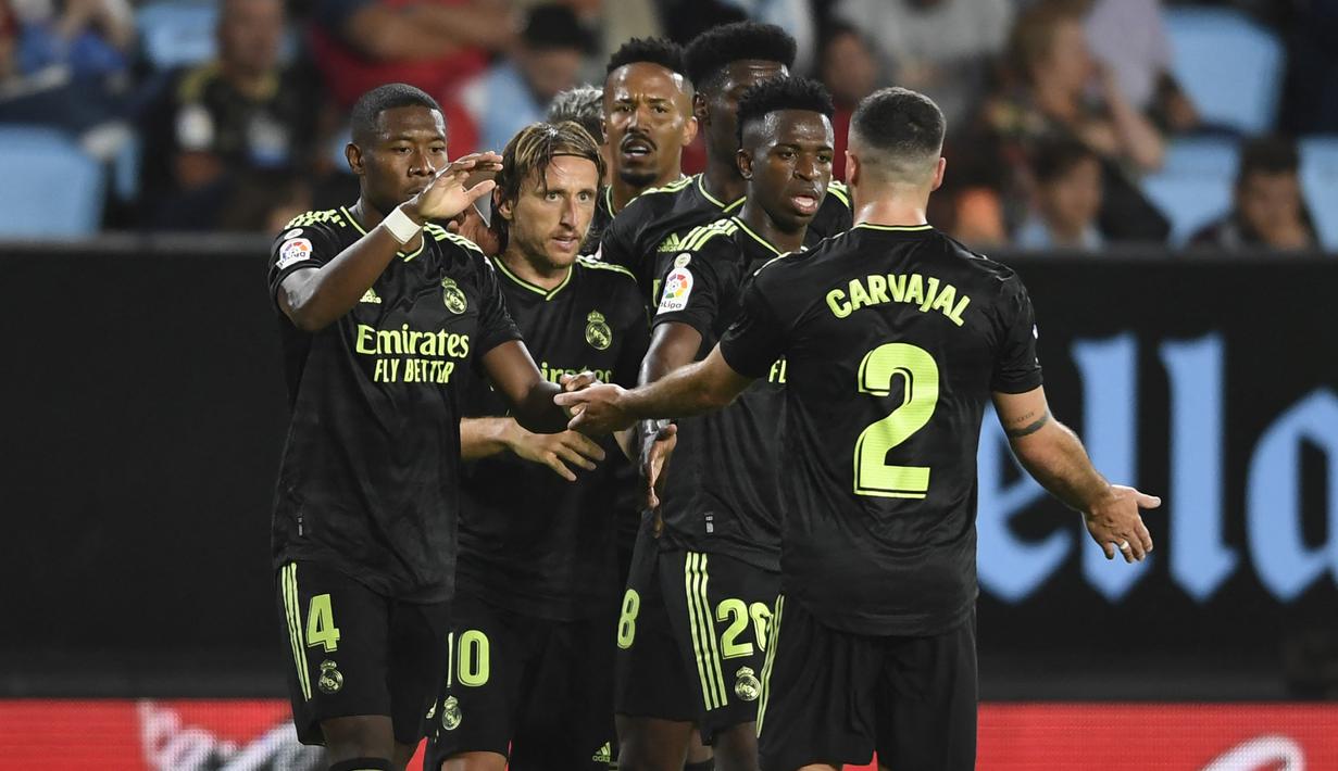 Meski baru saja ditinggal gelandang andalannya Casemiro yang hijrah ke Manchester United, Real Madrid masih tampil perkasa dalam lanjutan pekan kedua Liga Spanyol 2022/2023. Bertandang ke markas Celta Vigo, Luka Modric dan kawan-kawan mampu menang telak 4-1 dan sementara memimpin di puncak klasemen dengan poin 6 dari sapu bersiih dua kemenangan. (AFP/Miguel Riopa)