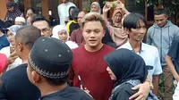 Penyanyi Rizky Febian melayat ke rumah duka sang ibu di Bandung. (Liputan6.com/Huyogo Simbolon)