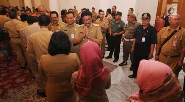 Gubernur DKI Jakarta Djarot Saiful Hidayat menyalami sejumlah pegawai negeri sipil (PNS) Pemerintahan Kota Jakarta ketika halal bihalal di Balaikota Jakarta, Senin (3/7). (Liputan6.com/Gempur M Surya)