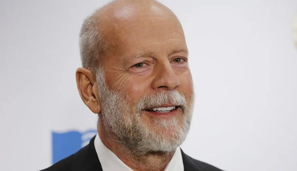 Dilansir dari CBSNews, Bruce Willis menderita gagap sejak usia 9 tahun hingga 17 tahun. (DOMINICK REUTER/AFP)