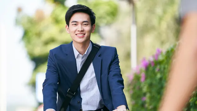 pria karir mandiri tersenyum