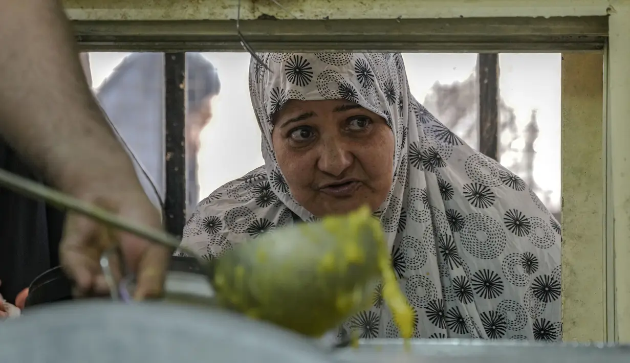 <p>Umat muslim seluruh dunia, termasuk di Irak, menjalani puasa Ramadhan dengan tidak makan, minum, dan kesenangan lainnya dari matahari terbit hingga terbenam. (AP Photo/Hadi Mizban)</p>