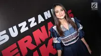 Aktris Luna Maya berpose saat konferensi pers film terbarunya Suzzana: Bernapas dalam kubur di Jakarta, Senin (24/9). Secara resmi, rumah produksi Soraya Intercine Films memperkenalkan Luna Maya sebagai pemeran Suzzanna.  (Liputan6.com/Faizal Fanani)