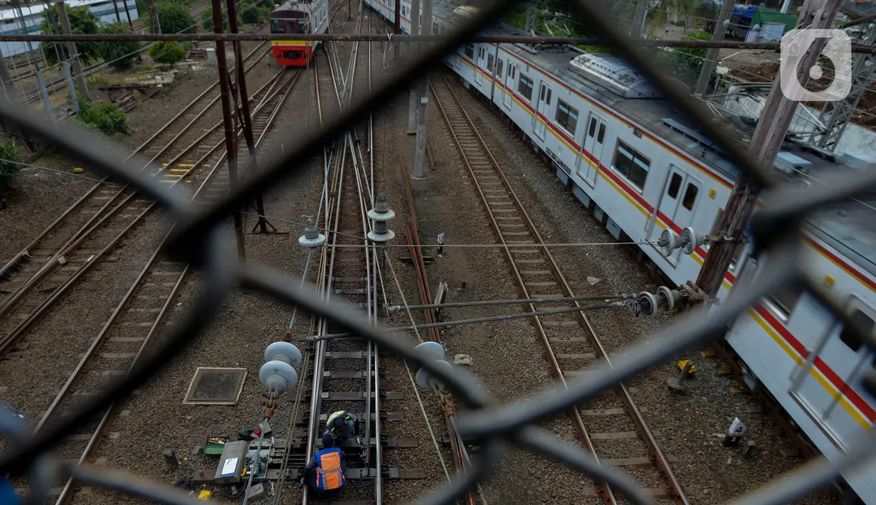 Kereta Rel Listrik (KRL) Commuter line melintas di Stasiun Klender, Jakarta, Kamis(16/4/2020). Kereta rel Listrik Commuter line untuk wilayah Jabodetabek direncanakan akan diberhentikan mulai 18 April 2020. Penghentian dilakukan sementara setelah PSBB di wilayah Tangerang. (merdeka.com/Imam Buhori)