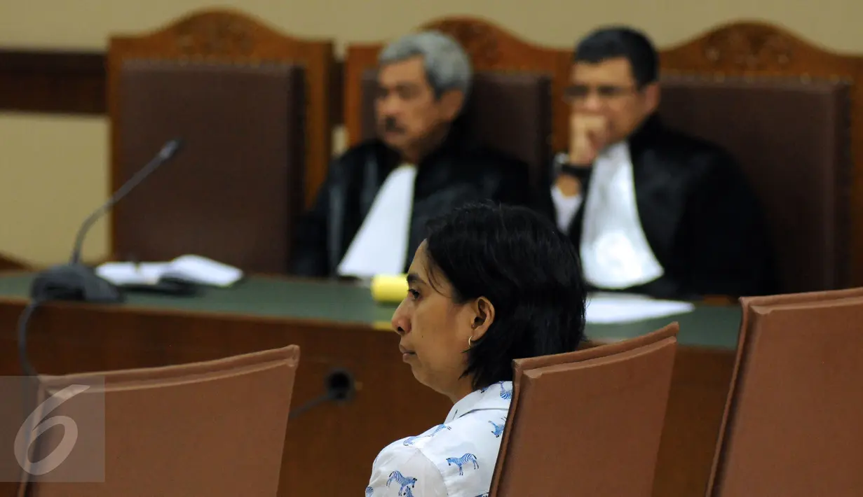 Asisten pribadi mantan anggota DPR RI Dewie Yasin Limpo, Rinelda Bandaso mendengarkan pembacaan tuntutan di Pengadilan Tipikor, Jakarta, Senin (25/4/2016). Rinelda dituntut penjara lima tahun dan denda Rp200 juta. (Liputan6.com/Helmi Fithriansyah)