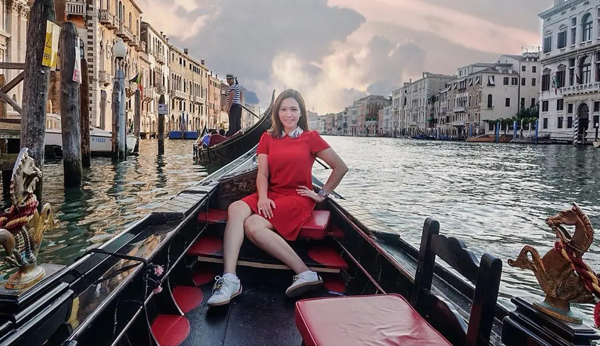 Meski menggunakan dress simpel berwarna merah ini, ibu tiga anak ini tetap terlihat stylish dengan memadukan sepatu sneakers. (Liputan6.com/IG/@maiaestiantyreal)