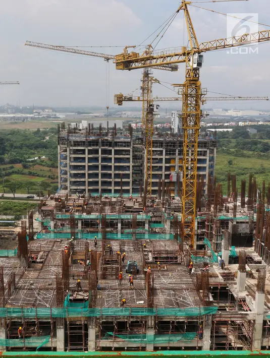 Pekerja beraktivitas di kawasan proyek pembangunan Apartemen Meikarta di Cikarang, Kabupaten Bekasi, Jawa Barat, Jumat (12/4). Sejak diluncurkan 17 Agustus 2017 lalu Meikarta secara cepat melakukan pembangunan dan kini sudah ada 28 tower yang sudah dibangun secara serentak (Liputan6.com/Johan Tallo)