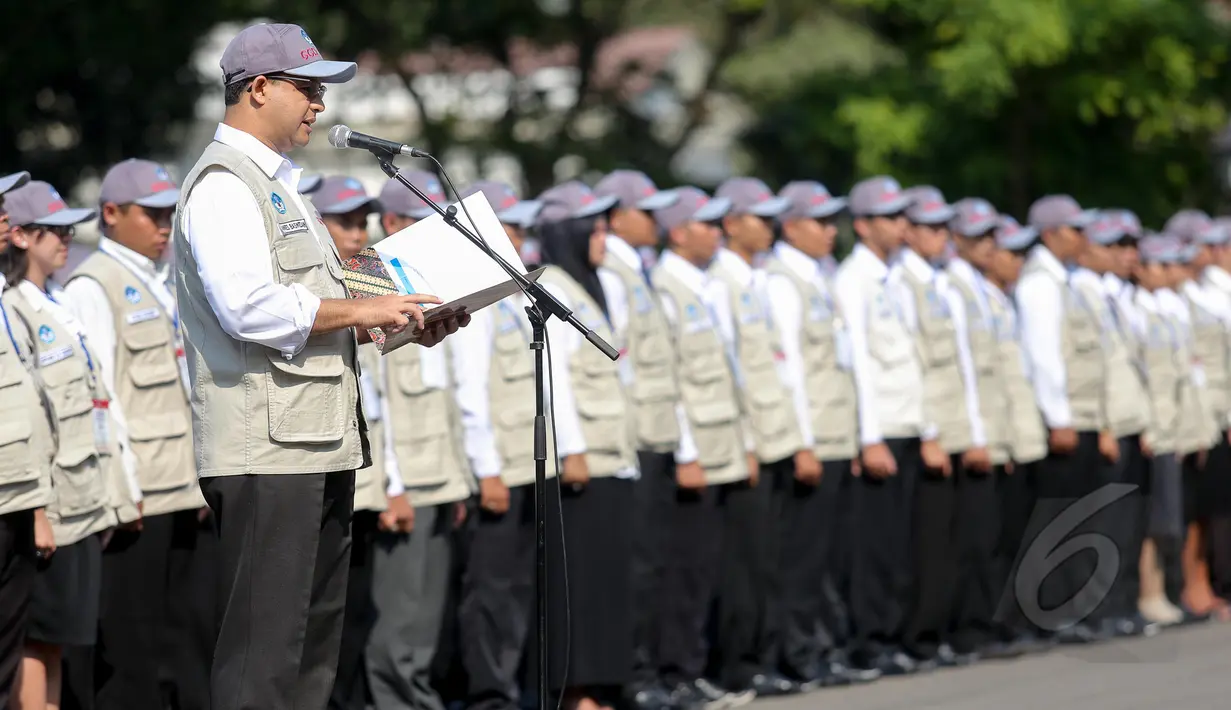 Mendikbud Anies Baswedan berpidato pada acara pelepasan 298 guru garis depan (GGD) di Istana Negara, Jakarta, Senin (25/5). Tenaga pengajar tersebut akan dikirim ke wilayah terdepan, terluas, dan tertinggal (3T). (Liputan6.com/Faizal Fanani)
