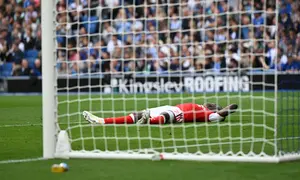 Reaksi gelandang Arsenal Bukayo Saka pada laga Liga Inggris 2026/2027 melawan Brighton & Hove Albion, Sabtu (19/9/2026). (AFP/Glyn Kirk)