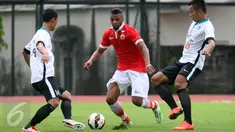 Pemain Persija, Patrick Da Silva (tengah) di bayangi dua pemain Prapon DIY pada laga uji coba di Stadion UNY, Rabu (9/3/2016). Laga uji coba dilakukan Persija sebagai persiapan menghadapi turnamen  Piala Bhayangkara 2016. (Liputan6.com/Boy Harjanto)